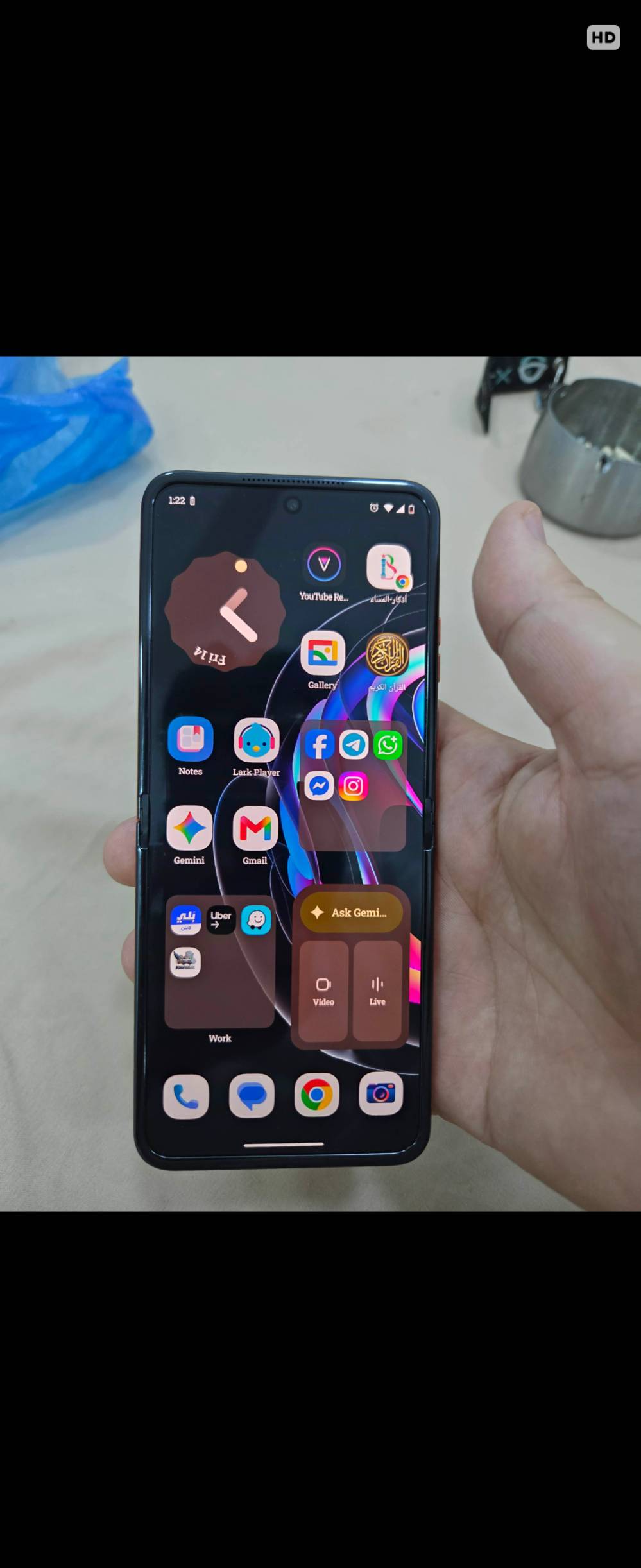 هاتف موتورلا razr 50s flep قابل للطي 
الجهاز نظافة 100% 
بطارية 100%
ذاكرة عشوائية 256Gb 
الرام 8+16=24 

الجهاز يحتوي على شاشة رئيسية قابلة للطي بقياس ستة فاصل تسعة إنش

وشاشة خارجية ممتازة بقياس ثلاثة فاصل ستة إنش.

ويعمل بمعالج MediaTek Dimensity سبعة آلاف و ثلاثمئة إكس، 

كاميرته الخلفية الأساسية دقتها خمسون ميجابايت، ويضم كاميرا أمامية بدقة اثنين وثلاثين ميجابايت وبطارية بقوة أربعة آلاف ومئتين مللي أمبير، بالإضافة إلى مقاومته للماء بمعيار أي بي إكس ثمانية

سعر الهاتف 650 الف ومجالة بسيط جدا 
يحتوي على شاحنة وكفر اصلي 
من دون باكيت الجهاز
رقم الهاتف ***********