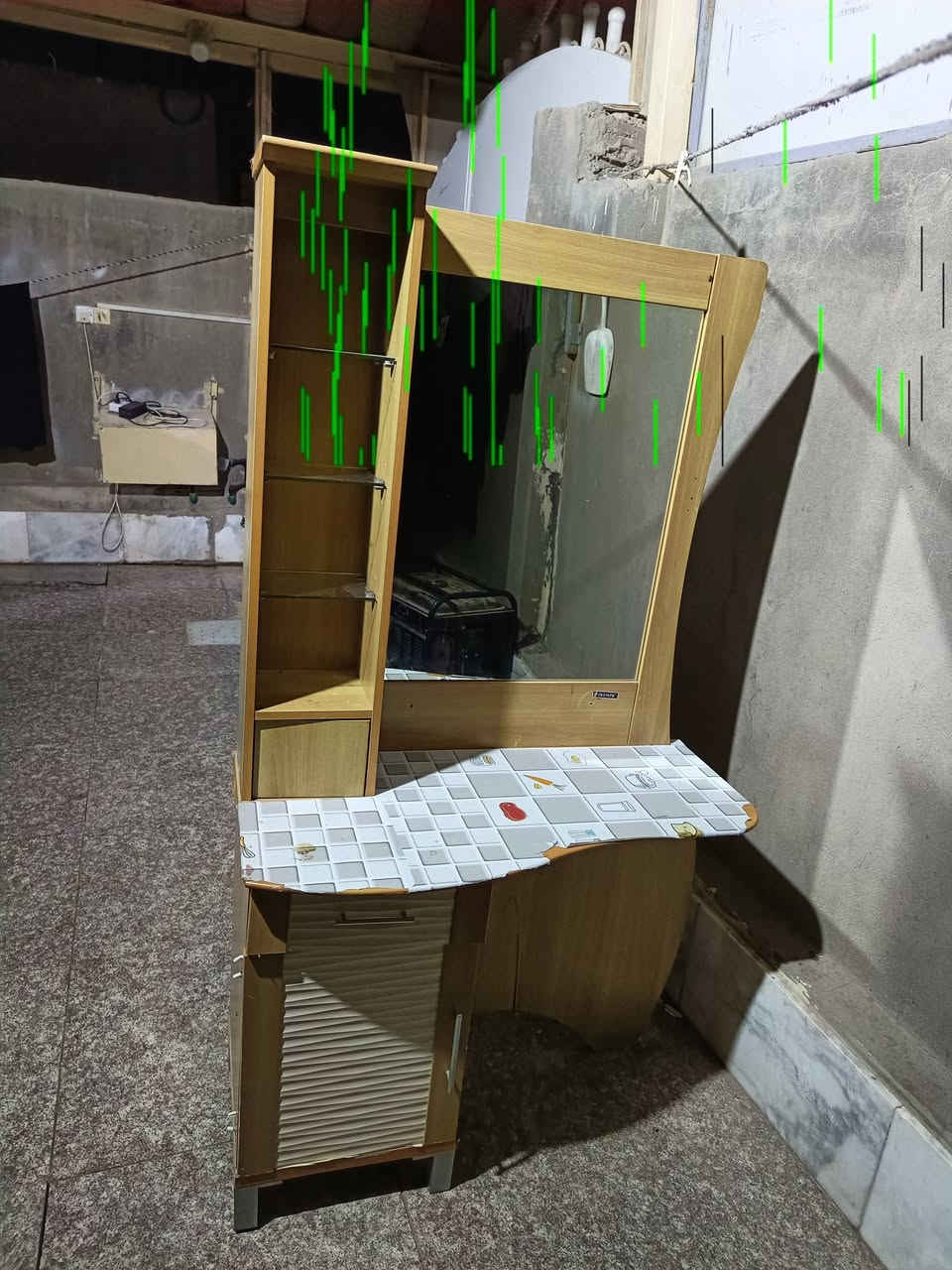 للبيع 
ميز مراية نوعية الخشب جيده وبالحقيقة نظيف اكثر 

اتصل ع الرقم للاستفسار اكثر ***********
