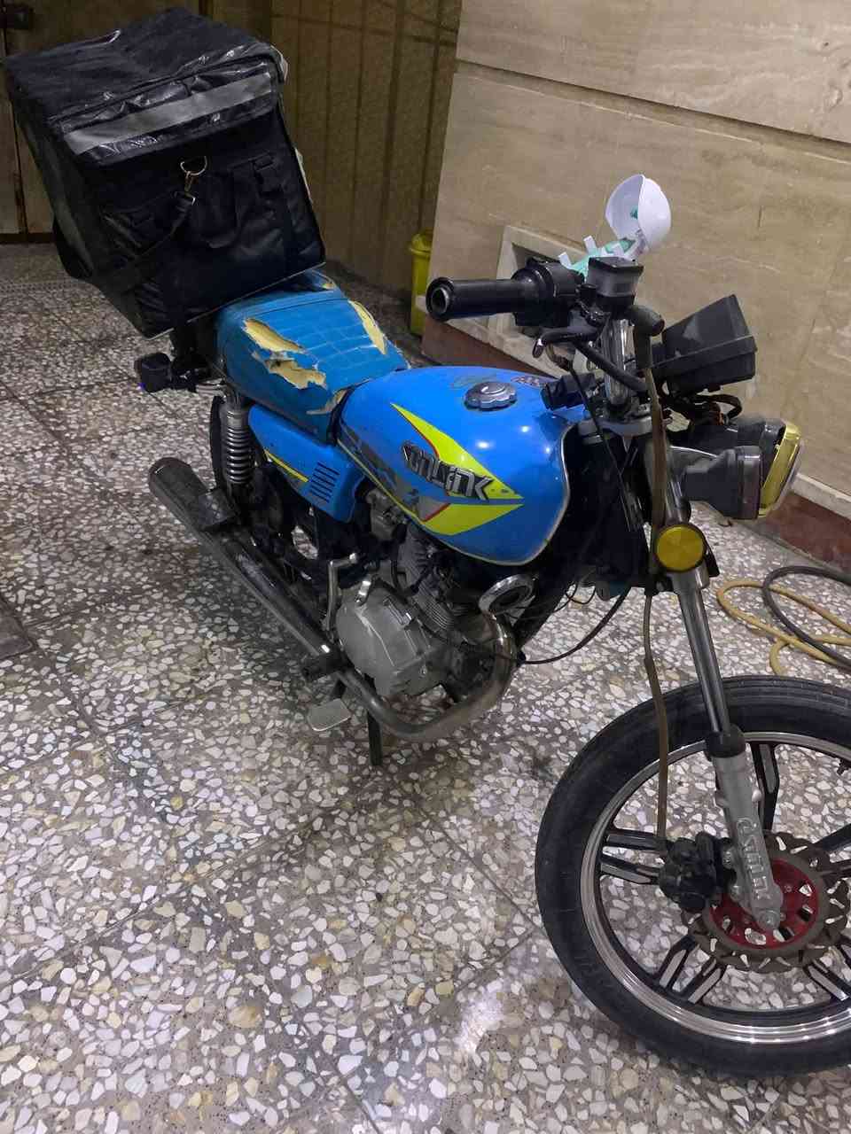 السلام عليكم شباب ايراني سولينك 24 محرك 150 للبيع نقص جاملغ وشخاطه مال سلف وبيها خيط مال تبخير اوراق كامله بس ينفتح الكمرك كمركها ورقمها طوافه شغاله دشبول نقصه واير رون و واير كيلو متر 
اشاير شغاله بك لايت شغال بريك امامي خلفي 
صينيه مال زنجيل شديتها جديده كوبلن مال تاير بولبرنات ياباني اصلي شديتلها غير ذني النقص مابيها سعرها 600 وبيها مجال بسيط مكاني بغداد كرخ 

هـ:***********
