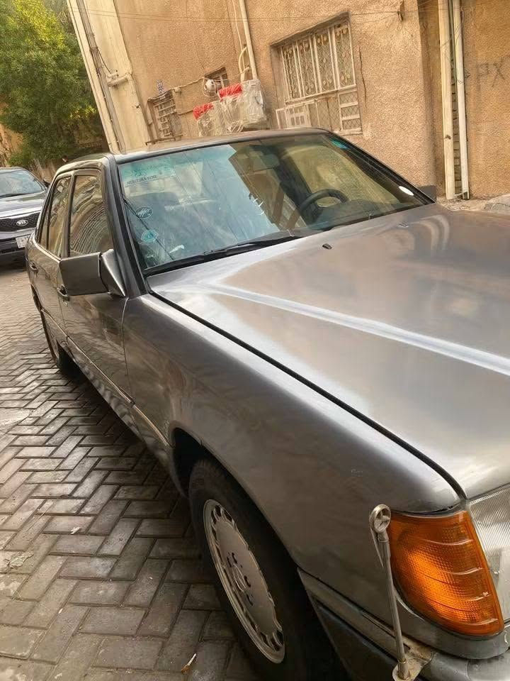 السلام عليكم
مرسيدس دب E300 للبيع
موديل 1988 
صبغ عام جمالية
محرك بلاد عنكبوت قبق اسود 
سلايد طگتين شغال 
رقم بغداد بأسمي تحويل ثاني يوم
سعرها 58 وبيها مجال 
للإستفسار ***********
