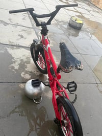 بايسكل bmx للبيع لون احمر للتواصل بريك فقط بل دواسات او البايدر للتواص...