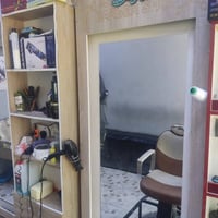 صالون حلاقة • فاترينات ٢ • مسطبه تحتاج دهان
