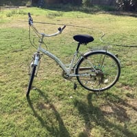 عندي بايسكل للبيع حجم ٢٦ 🚴🏻 اريدة ب١٠٠ وبي مجال الرقم 07864149373. 075...