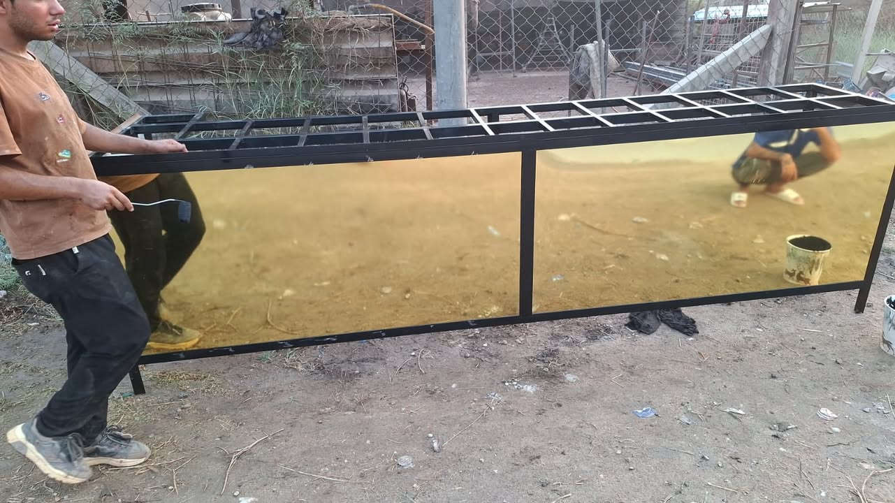 ميز طرشي مع بلانكات لون اسود استخدام قليل 
الميز طوله ٣امتار ونص مقسم إلى ٢٦ بلانك 
الي حاب ياخذه هوه والبلانكات بي خير ويدلل 
***********

