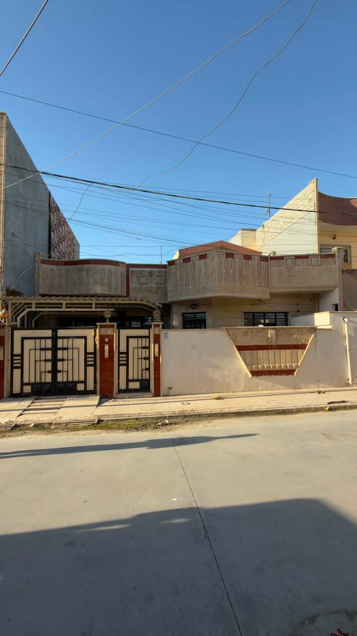 بيت في حي الفلاح جمعيه حمورابي مساحه البيت
(240متر واجهه 12 ).  3غرف نوم مطبخ حار بارد +استقبال اتجاه البيت قبله السعر 190 مليون وبي مجال للاستفسار على الارقام التاليه *********** // ***********
