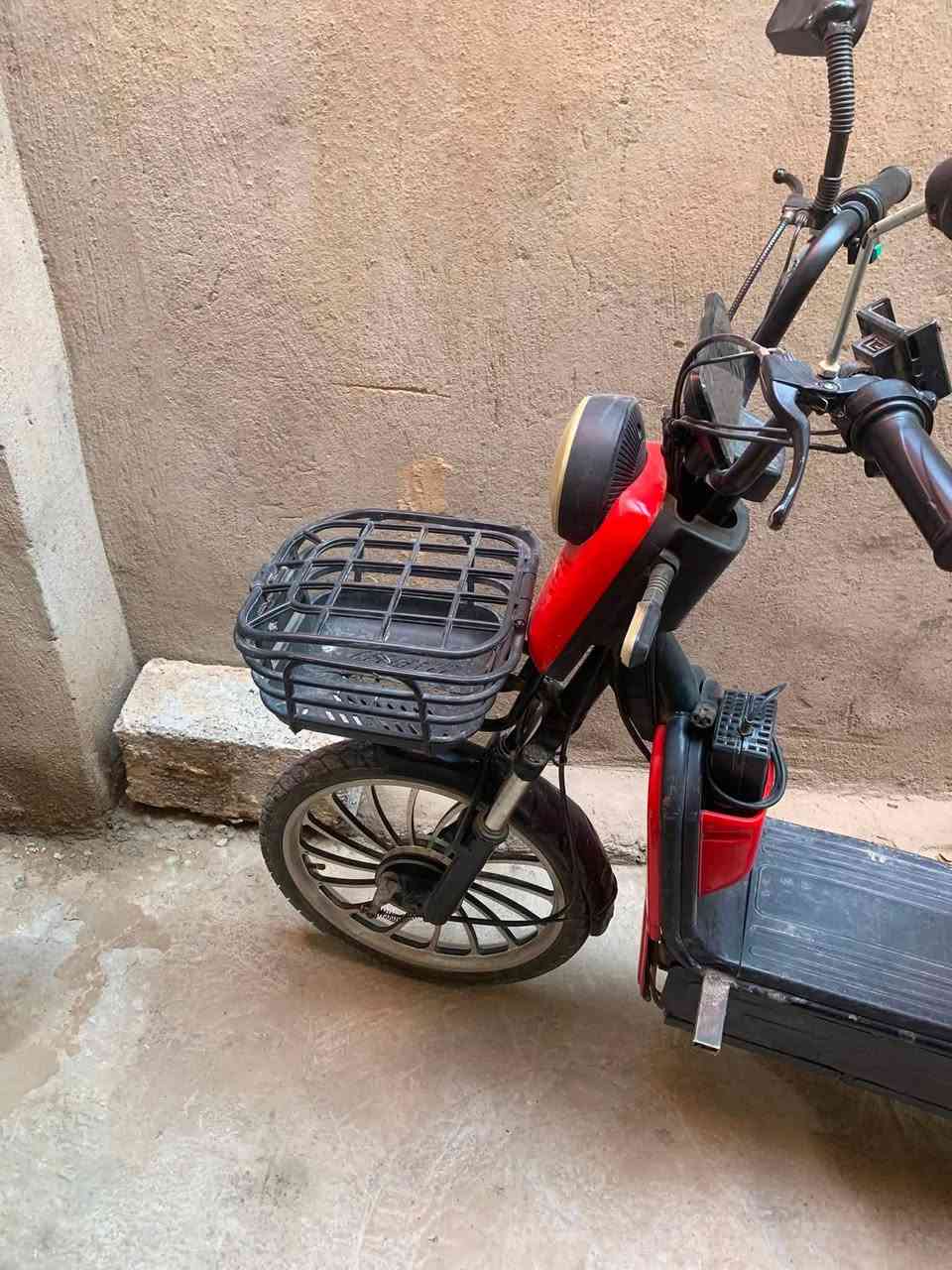 دراجه شحن نضيفه مثل مموضح بالصوره بطاريات جدد سرعه رهيبه دبل اشاره بس مابيها هورن سعرها 200 وبيها مجال مكاني بغداد ابو غريب متوفر خاص و واتساب ***********
