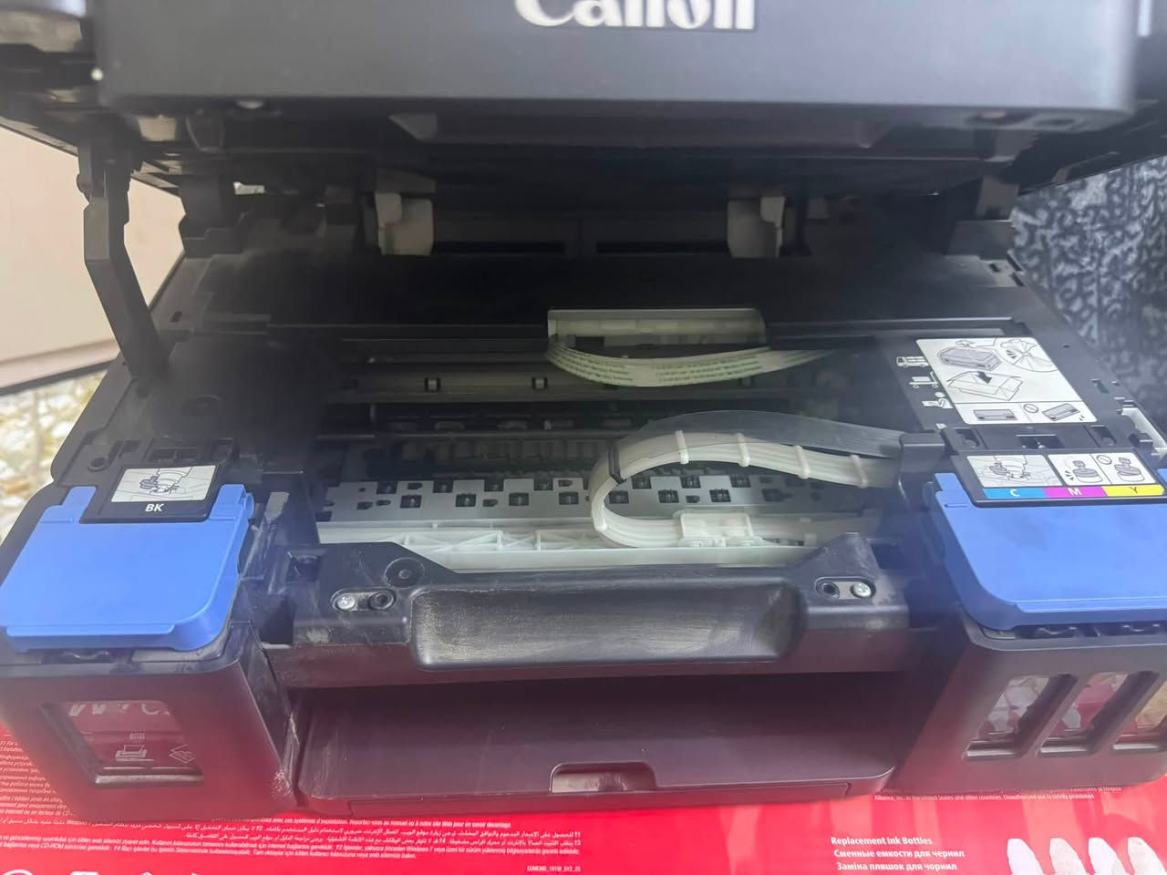 المواصفات

الموديل: Canon PIXMA G3410
النوع: طابعة متعددة الوظائف (4 في 1)
طباعة
نسخ (Copy)
سكانر (Scan)
اتصال لاسلكي (Wi-Fi)
نظام الحبر: خزانات حبر قابلة لإعادة التعبئة (MegaTank).
دقة الطباعة:
حتى 4800 × 1200 dpi.
سرعة الطباعة:
أبيض وأسود: حوالي 8.8 صفحة/الدقيقة.
ملون: حوالي 5 صفحات/الدقيقة.
دقة الماسح الضوئي (Scanner):
حتى 600 × 1200 dpi.
الاتصال:
Wi-Fi
USB 2.0
تدعم الطباعة من الهاتف عبر تطبيق Canon PRINT.
سعة درج الورق:
حوالي 100 ورقة.
الأحبار المستخدمة:
Black: GI-490 BK
Cyan: GI-490 C
Magenta: GI-490 M
Yellow: GI-490 Y
إنتاجية الحبر التقريبية:
الأسود: حتى 6000 صفحة.
الألوان: حتى 7000 صفحة.
أنظمة التشغيل:
Windows
macOS
Android
المشكله يلي بيها يطلع خضار جوانب الورقه
السعر :200
العنوان : بغداد الإسكان شارع 23 خلف مدرسه النبراس 
الرقم: ***********
