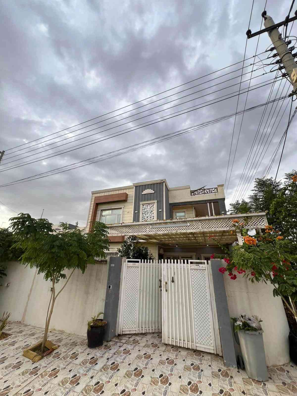 🔥بيت للبيع – أربيل | مجمع هةولير ستي 🔥
🏠 مساحة 200م²
📍 ركن على شارع سايتين 30
🛏️ 4 غرف نوم
🛋️ صالة + استقبال
🍳 مطبخ
☀️ منظومة طاقة شمسية
❄️ البيت بالكامل دكتات مبردة

💰 سعر جداً مناسب ومقارنة بموقع ومواصفات البيت فرصة مميزة.

📞 للاستفسار والحجز تواصل ويانا
***********
***********
