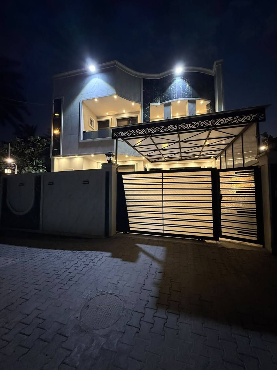 بيت  للبيع طابقين في سبع ابكار خلف منتزه النخيل ملك صرف زراعي سند ٢٥مساحة ٢٢١ م واجهة ٩.٥م نزال ٢٣م
الطابق الاول : كراج كبير وحديقة + سبرتنج + صحيات خارجية 

مطبخ حار وبارد ومنورين 

استقبال كبيرة ٥*٧ 

غرف نوم عدد٢ 4.5*4

حولي كبير 7*5

صحيات +حمام منفصل 

درج بيانو 

نظام كاميرات 

نظام سماعات 

كهرباء بوري 

الجام دبل جام ضد الصوت والروائح 

ابواب تركية خشب للغرف + باب مدخل قاصة تركي للاستقبال +المطبخ 

الطابق الثاني 4 غرف نوم 

واحدة منهم سويت 7*5 معزول السخان والتانكي عن البيت وبلوكانات 2

صحيات +لوندري وحولي كبير 

الطابق الثالث غرفة متكاملة وحولي كبير 

نظام السبالت بواري بكل البيت 

3 تانكي كبير وسطح كبير

للتواصل ‏‪+964 774 446 2004‬‏
