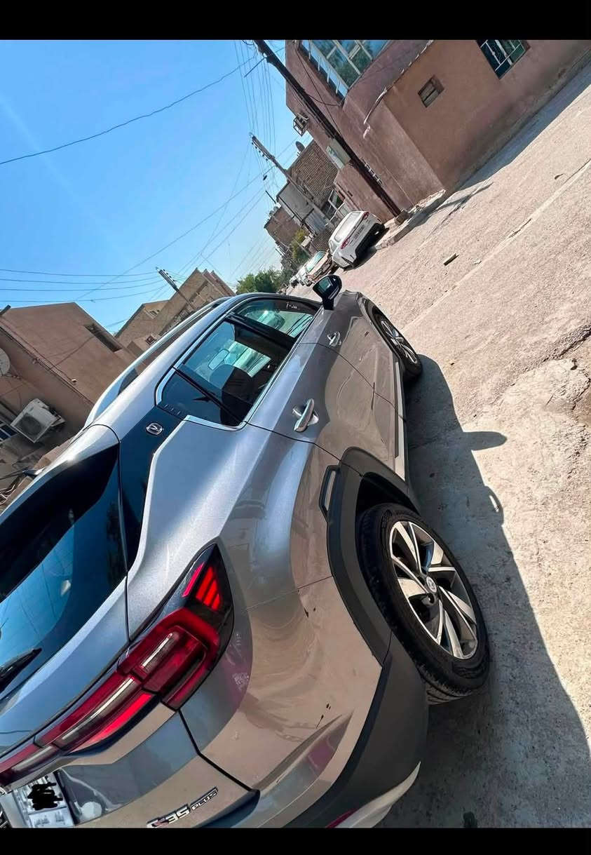 سلام عليكم شاجان cs35 موديل 23  سيارة شانجان CS35 (وتحديداً الفئة المحدثة CS35 بلس) بمحرك 4 سلندر سعة 1.4 لتر تيربو يولد 158 حصاناً وعزم دوران 260 نيوتن.متر. تتصل الفئات بناقل حركة أوتوماتيكي مزدوج القابض (DCT) من 7 سرعات وبدفع أمامي، مع معدل استهلاك وقود ممتاز يبلغ نحو 17.3 كم/لتر.الأبعاد والقدراتالطول: 4330 ممالعرض: 1825 ممالارتفاع: 1660 ممسعة صندوق الأمتعة: 403 لترسعة خزان الوقود: 53 لترالتجهيزات الداخلية والتقنيةشاشة وسائط لمسية قياس 10.25 بوصة تدعم Apple CarPlay و Android Auto.مقاعد مكسوة بالجلد ومكيف هواء مع فتحات خلفية.خاصية التشغيل عن بعد والدخول الذكي بدون كีย์ (بصمة) وبريك إلكتروني مع توقف مؤقت (Auto Hold).فتحة سقف بانورامية (في الفئات العليا).أنظمة الأمان والسلامةنظام مانع انغلاق المكابح (ABS) وتوزيع قوة الفرامل إلكترونياً (EBD).نظام الثبات الإلكتروني (ESP) ونظام مانع الانزلاق (TCS).وسائد هوائية أمامية وجانبية، مع كاميرا خلفية أو رؤية محيطية حسب الفئة. هاي موصفاته لسياره وسوناره موجود بل منشور رايده 90 وبيه مجال لطيبين مكاني البياع حي رساله 
***********
