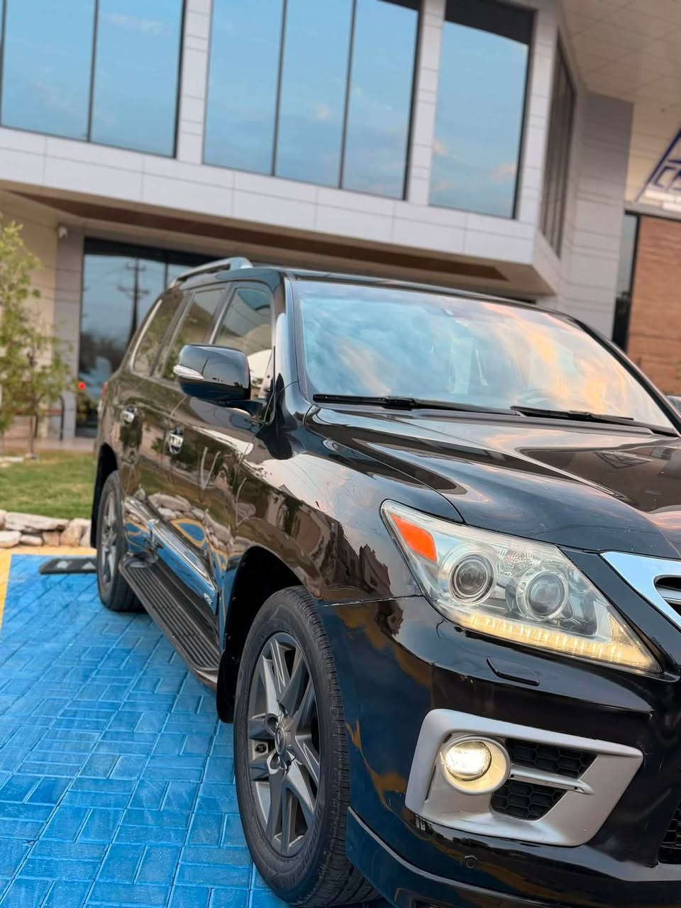 السلام عليكم تحيه طيبه 

لكزس  2015   خليجي  بريمي   فول  مواصفات LX 570

اللون اسود كما موضح بالصور

بريم  اصل  داخل قرميدي   اصلي  

سياره مواصفات معروفه ( بريم )

ماشيه 133الف كيلو حقيقي
تخم تاير جديد 
سياره داخل. قرميدي كشنات جلد
رقم بغداد تحويل مباشر 

سياره محرك و الكير بشرط مامفتوح جديد جديد📦
محرك (V8) 5700 
السياره مكفوله ما عدى شبرين تقريب بين الباب والجاملغ الامامي وشبر بالباب الخلفي دحكات بصيطه وصغيره بس الصباغ …… 
 هذني اني صابغهن بيدي السياره سابقاً مكفوله 
السعر المطلوب 415 بيها مجال بصيط 
للاستفسار ***********
