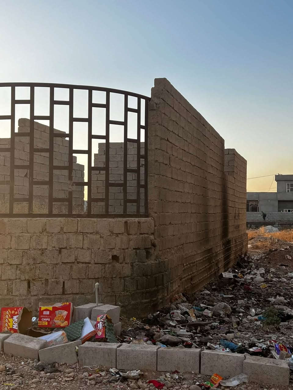 قطعه للبيع 📍
السلام عليكم 

قطعه للبيع مساحه 375 متر ركن واصلها كامل خدمات 
واساله مال مي جديده تحتوي على هيكل ربعه وغرفتين ومطبخ وصحيات 

السعر 32 مليون وبي مجال للشراي 

الموقع خلف الخضر 📍

للأستفسار الاتصال ‭***********‬
