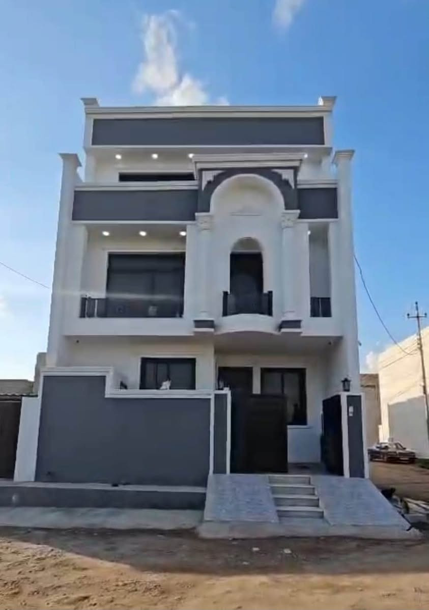 عندي بيت بالاعلام الفرز الجديد ركن المساحة ٢٠٠ متر
باني منة ١٢٥ 
و٧٥ مسويهة حديقة وكراج مقابل المولد
١٣ في ١٥

البيت ثلاث طوابق 
الاول  مدخلين وفيه
غرفة نوم واستقبال ومطبخ حار وبارد وحولي ومنور حديقة داخلية وحمام داخلي وخارجي للضيوف مع طرمة
الثاني ثلاث غرف نوم وحمام وحولي 
الثالث 
غرفة نوم عبارة عن غرفتين ومطبخ في الحولي وحمام 
وسطحين كبير وصغير ومخزن 
المساحة ١٢٥
الواجهة ٨وربع متر ونزال ١٥ متر طابو ملك صرف  وليس زراعي مسحوب عليه قرض اسكان

رقمي ***********

