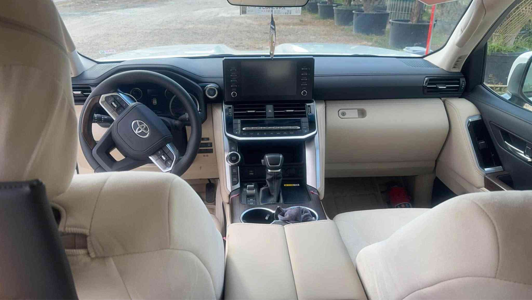 Land Cruiser 2024 GXR limited 
Be boyax
Be sard 
Be shwxt
Zamane sharekae saz 
Tanha 19000 km roshtwa
*********** Singapore
