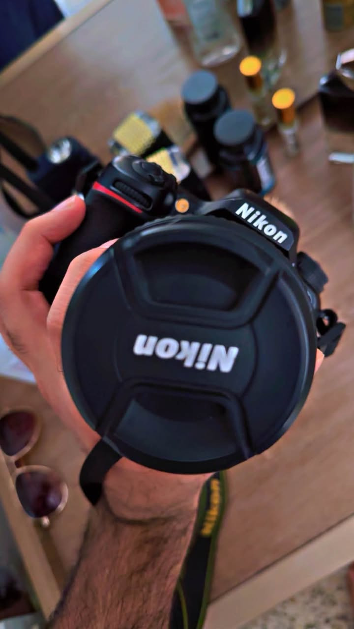 Nikon D5300

العدسة المركبة عليها هي Nikon AF-S DX NIKKOR 18-140mm f/3.5-5.6G ED VR. 

Nikon D5300

* الحساس: CMOS بصيغة DX / APS-C بحجم 23.5 × 15.6 مم.
* الدقة: 24.2 ميگاپكسل.
* المعالج: EXPEED 4.
* ISO: من 100 إلى 12,800، وقابل للتوسعة إلى 25,600.
* الفوكس: 39 نقطة Autofocus.
* التصوير المتتابع: حتى 5 صور بالثانية.
* الفيديو: Full HD 1080p حتى 60fps.
* الشاشة: 3.2 إنچ قابلة للدوران، بدقة حوالي 1.037 مليون نقطة.
* Wi-Fi: مدمج.
* GPS: مدمج.
* نوع الكارت: SD / SDHC / SDXC.
* سرعة الغالق: حتى 1/4000 ثانية.
* الوزن: حوالي 480 غرام للجسم. 

العدسه المركبه عليها

هي AF-S DX NIKKOR 18-140mm f/3.5-5.6G ED VR، وهي عدسة ممتازة كعدسة واحدة للاستخدام اليومي. 

* البعد البؤري: 18–140mm.
* على D5300 تعطي مجال رؤية مكافئ تقريباً 27–210mm بسبب معامل DX.
* فتحة العدسة: f/3.5–5.6.
* VR: مانع اهتزاز بصري حتى حوالي 4 ستوبات.
* Autofocus: AF-S بمحرك Silent Wave Motor.
* أقرب تركيز: 45 سم.
* فلتر: 67mm.
* الوزن: حوالي 490 غرام. 

المكان 📍بغداد /العامريه التواصل خاص او واتساب مراسله فقط ***********

