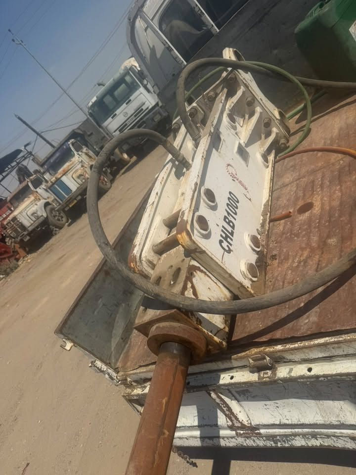 ع: شاكوش هيدروليكي (جك همر) بحالة شبه جديدة 🚜
 الماركة: GASHA
 الموديل: CHLB1000
 سنة التصنيع: 2024
 الوزن التشغيلي: 979 كغم
 ضغط التشغيل: 150 - 170 بار
 معدل تدفق الزيت: 80 - 110 لتر/دقيقة
 الحالة: جديد، شغل 10 أيام فقط ونظيف جداً.
📍 الموقع: الموصل
📞 للتواصل والاستفسار: ***********
