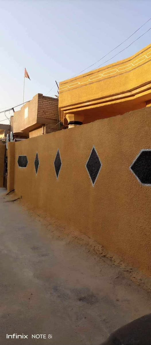 السلام عليكم بيت للبيع القريه النفطيه حي الصدرين المساحه 300 متر بيت مرتب ونضيف وبي خطين ماء 
السعر 75 وقابل لتفاوض 
للاتصال ***********
