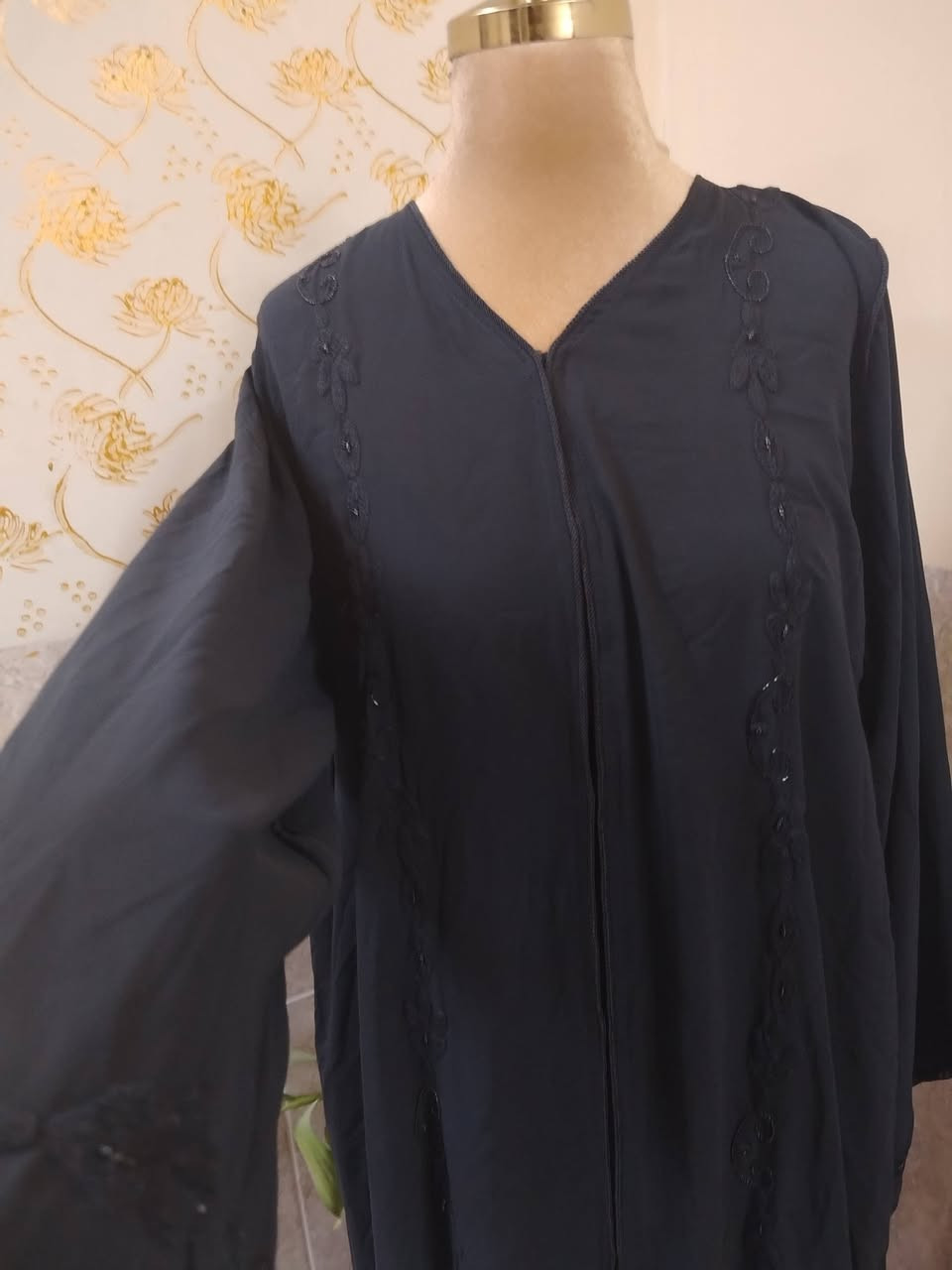 عبايات خامتها ممتازة أسعارها مناسبة من ١٠ ل ١٥ 
التواصل ع الخاص أو ع الرقم ***********
التوصيل لأرييل 3000 و المحافظات 5000
