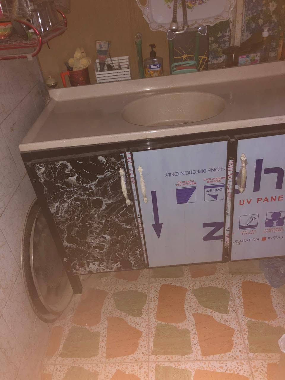 السلام عليكم من رخصه الادمن اغراض بيت للبيت للبيع غرفه نوم 5 قطع تركي مع دوشك طبي ارتفاع 30سم  السعر 550 ألف
كاونتر 3 قطع متر ونص والسنك مرمر متر وعشرين السعر 225 ألف
 طباخ تيكنو الايطالي اربع مشاعل وفرن أخو جديد سعره 160 ألف  للامانه تجي وتشوفهن نظافتهن 95 بالميه وبيهن مجال شي بسيط
العنوان الشعب التجار مقابل اعداديه بلقيس للاتصال ***********
