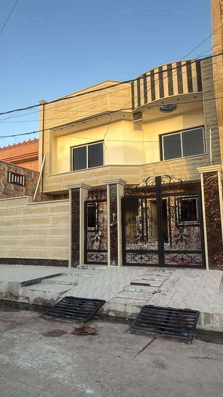 السلام وعليكم دار للبيع حي الوحده قرب مسجد الكوثر بناء جديد مساحة الدار 200 متر طباق ونص سعر 275سند طابو بي مجال قليل *********** ***********
