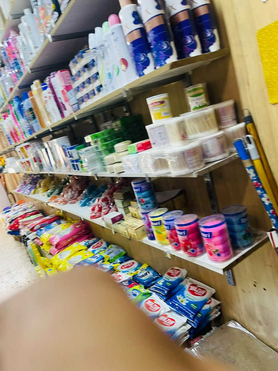 سلام عليكم 🫡 عدي رفوف مال محل وميوزه تفصال طوول الميز مترتين والعرض تقريبن ٦٠ لو ٦٥ الميوزه عدد ٤ درجه اول يجي طابقين والرفوف شلع يعني الرفوف بيعهن شلع والميوزه 
عادي مفرد سعر الميز ٦٠ و الرفوف حسب التفاق واني خادم ومكاني مدينه الصدر سوق الكياره والعده استفسار خاص أو واتساب وهاذه رقمي ***********

نص مكتوب في الصور:
- هذن الميوزه