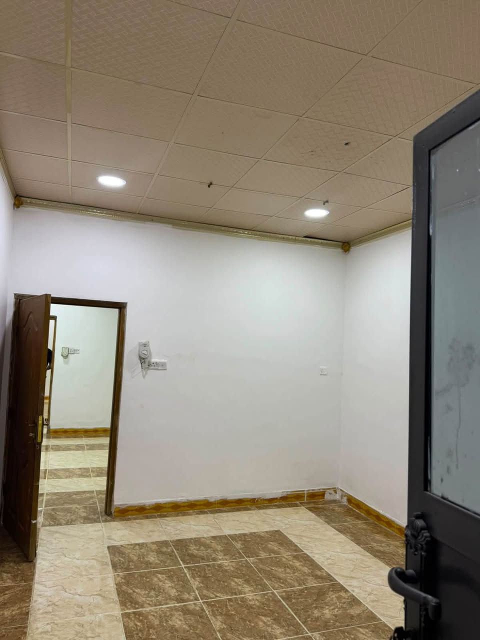 السلام عليكم
مشتمل للبيع المساحه 130 متر
العنوان سامراء حي صلاح الدين
قرب الملعب بيع اصولي ومظبوط
بيت حديث سراميك وسقوف ثانويه بيت حرف  T
متكون من 4 عرف نوم ومطبخ واستقبال وصحيات عدد 2 داخل كل غرفه حمام داخلي سعره 67 مليون 
استفسار أكثر اتصل
***********
