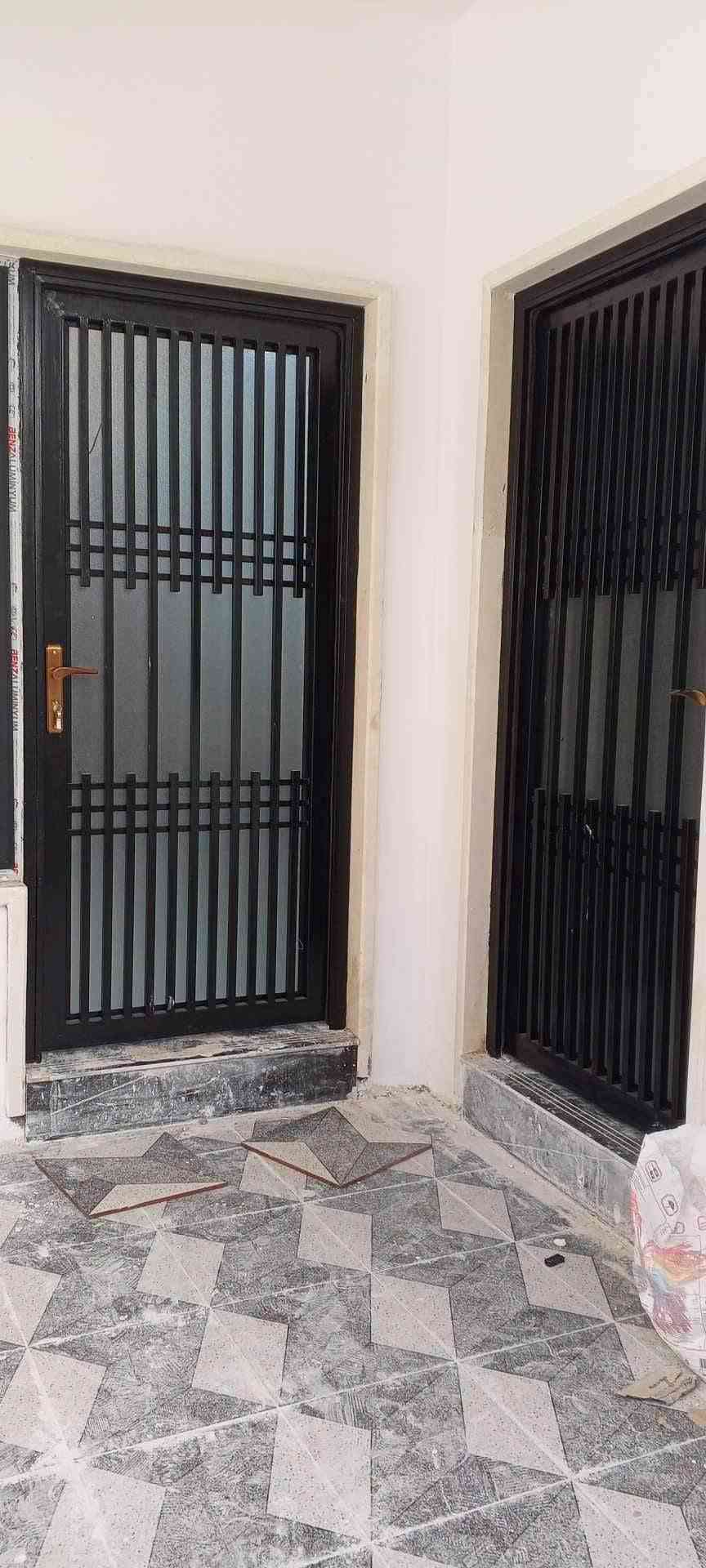 سعر الباب 200 الف حديد مليم ونص مع التركيب مصبغ الاساس ***********
