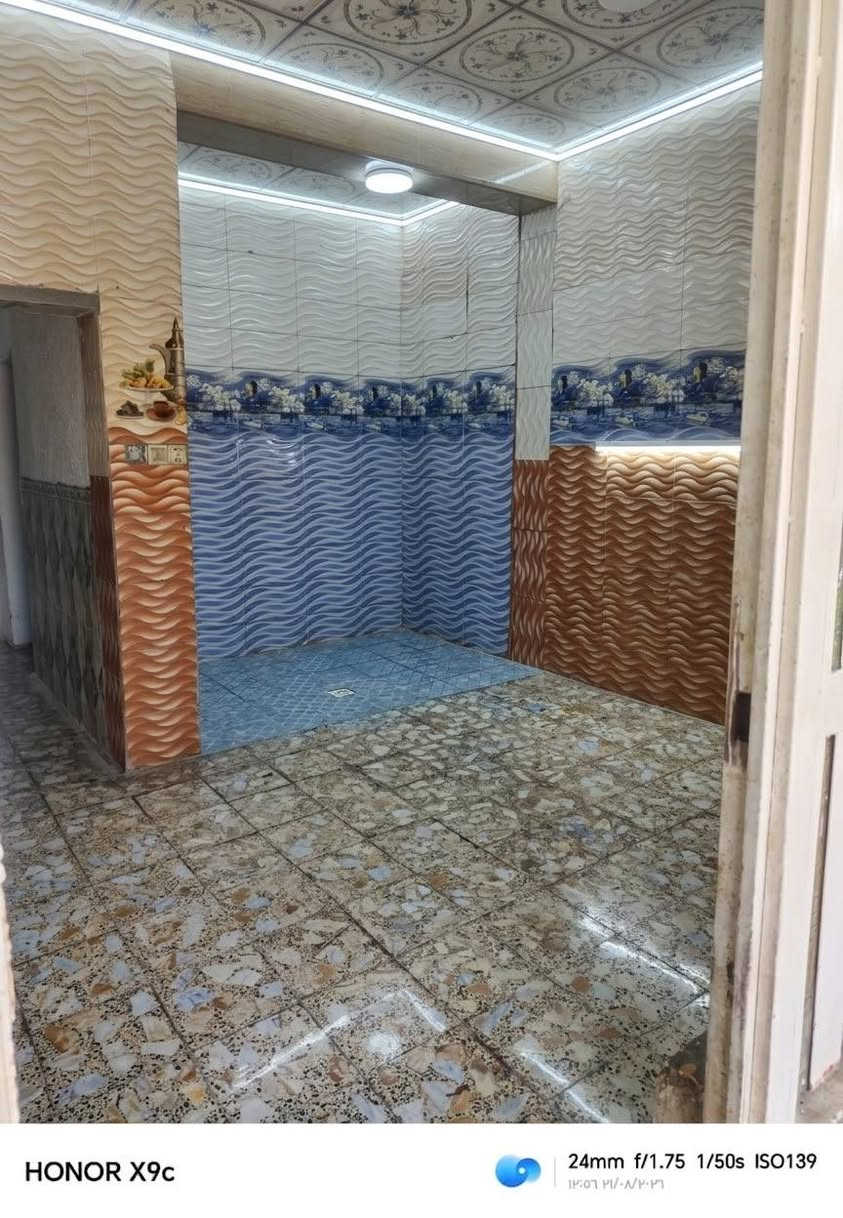 يالله بيت 204 مسساحه للبييع يتكون من غرفتين وصاله ومضيف وحمامات خارجيات وحمات داخليات ومطبخ حار وبارد يبعد عن شارع العام100 متر مسلح طابوك العنوان الرضويه الثامنه خلف معمل المرور قرب المستوصف السعر 95 ووبي مجال قليل ***********
