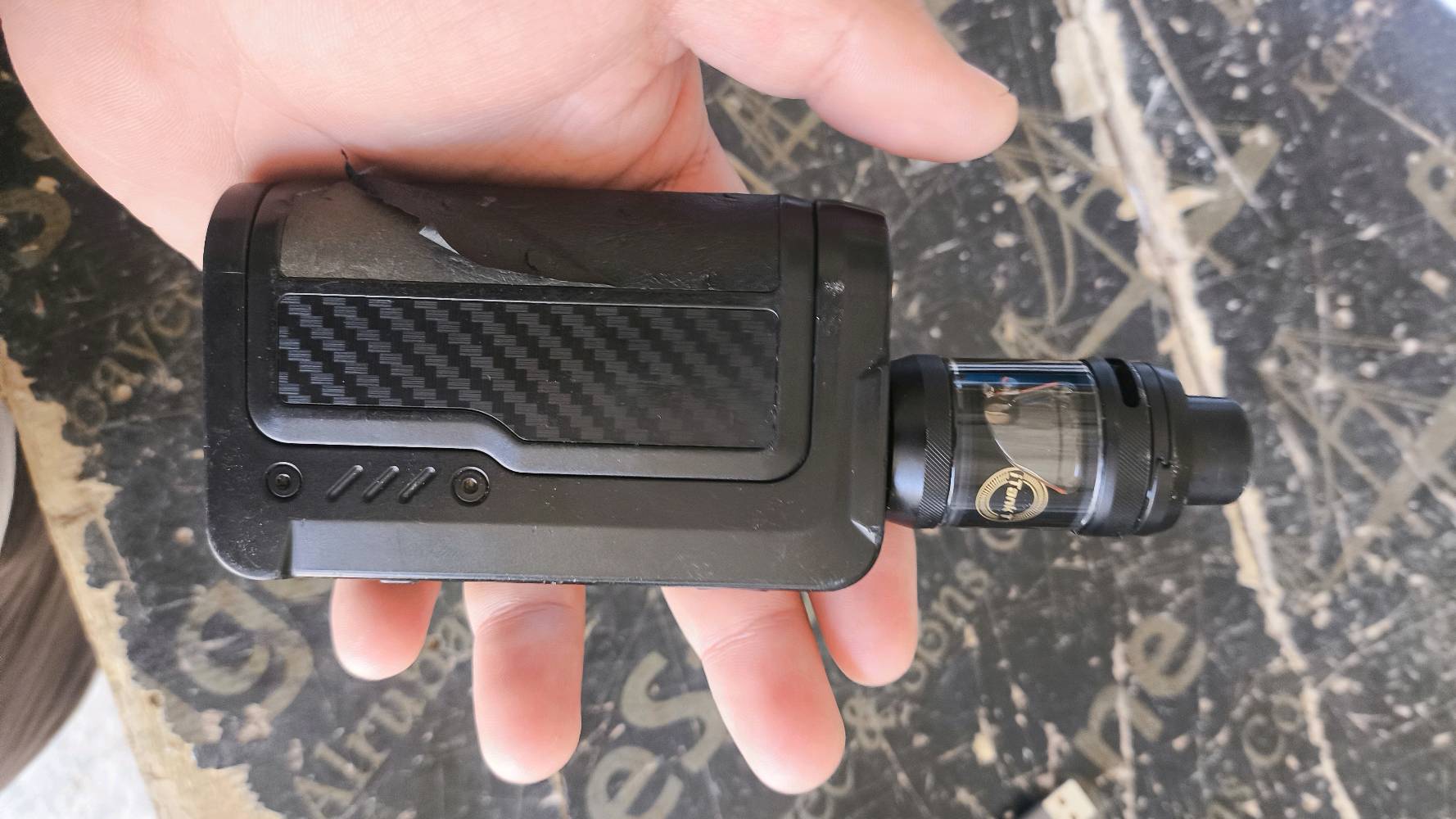 للبيع: جهاز شيشة إلكترونية (Vape Box Mod)
​نوع الجهاز: مود بمقبض ذو المظهر الكربوني (Carbon Fiber Look).  
​الشاشة والتحكم: شاشة رقمية مع زر للتشغيل وزرين للتحكم.  
​التانك: تانك GeekVape بحالة ممتازة.  
​البطاريات: يحتوي على بطاريتين قوية من نوع Samsung 21700 (INR21700-40T).  
​الحالة العامة: تعمل بشكل ممتاز ومع كافة ملحقاتها الموضحة في الصور. (ملاحظة: يمكنك إرجاع أو إزالة الغطاء الخلفي للتأكد من المظهر).  
​السعر المطلوب: (150الف دينار عراقي
المكان / الموقع: (صلاح الدين تكريت)
التواصل: الرقم (***********)وتساب 
ملاحضه بدون الكاترج او التانك مالت ينباع وحده
منوچي مدة الاستخدام وحالته هسه؟ وهل البطاريتين بعدهن قويّات وما بيهن ضعف أو مشاكل بالشحن؟: 
استخدام قليل جدا وفي حاله جيده
هل يجي ويا الجهاز كل الملحقات مثل الشاحن، الكويلات الإضافية، والعلبة/القطع الأصلية لو بس الموجود بالصور؟: 
يجي وياه الجهاز فقط بطاريات 
هل بيه أي خدوش، تهريب، أو عطل بسيط لازم ينذكر قبل البيع؟ وهل السعر قابل للتفاوض لو نهائي؟: 
لا يوجد
إذا يريد المشتري يستلم/يوصله، شنو منطقة التسليم بالضبط بتكريت أو صلاح الدين؟: 
تكريت ويوجد توصيل