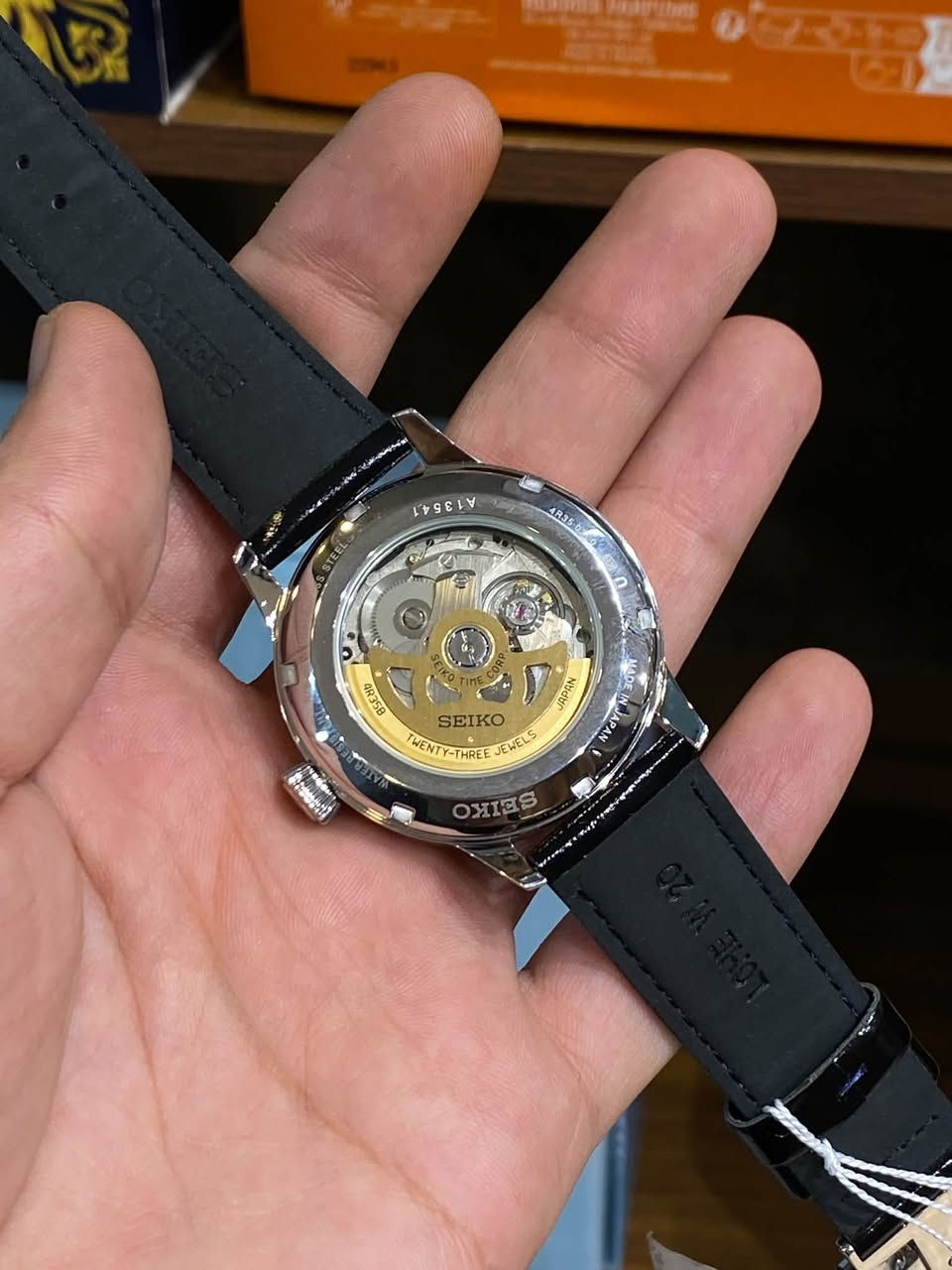 Seiko

Presage Automatic

متوفر وكالة ضمان سنة 

قطر 40.5

اوتوماتيك 

احتياطي الطاقة 41 ساعة 

23 حجر 

زجاج مقاوم للخدوش والصدمات 

مقاوم للماء 50 متر 

ماكنة كشف 

توجد خدمة توصيل 

***********

نص مكتوب في الصور:
- CHRONO24.COM