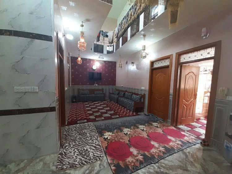 🏠 للبيع بيت سكني مميز
📐 المساحة: 150 متر
🏡 طابقين – البيت كامل مكمل
✨ الأرضيات: سيراميك بالكامل
🔹 الطابق الأول:
• غرفة
• صالة
• استقبال
• مطبخ
• مجموعة صحيات
🔹 الطابق الثاني:
• غرفة
• صالة
📄 السند: زراعي – سند 25
موقعه حي الامير الفرع المقابل لخان مندي ابو شاهر 
📍 يبعد عن الشارع: 80 متر
💯 البيت كامل ومكمل وجاهز للسكن.
📞 للاستفسار والتفاصيل والسعر: مراسلة خاص أو اتصال.
***********
