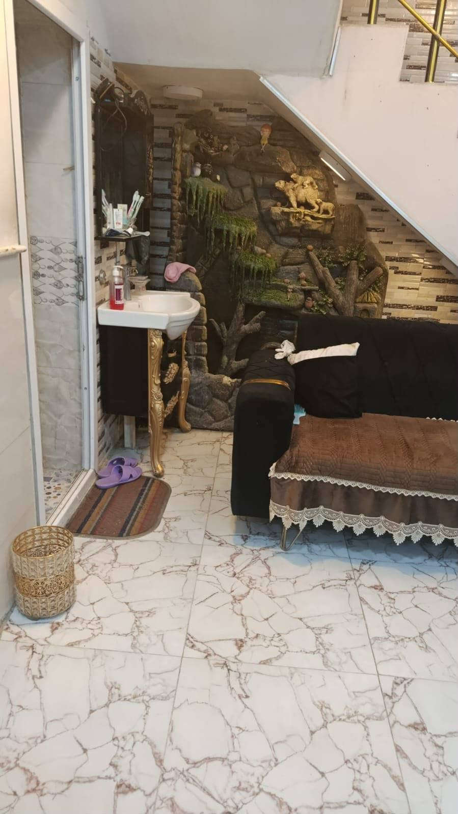 بيت ١٠٠ متر طابو زراعي
سند ٢٥ 
واجهه ٧ ونص نزال ١٣ ونص ( طابقين)
يحتوي الدار على غرفتين وصاله وكليدور ومطبخ 
و٢ صحيات داخليه وخارجيه 
الموقع/ نادر قراغول شارع الكبان فرع الصيدليه ***********
السعر 95 وقابل للتفاوض
