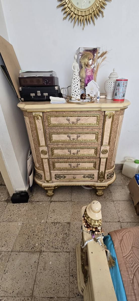 السلام عليكم لللبيع غرفة ماليزيه 
نظيفة كلش ومابيه اي نقص كامله مع ملحقاتها 
مكاني عمارات زيونه 
السعر ٥٠٠ الف دينار
رقمي  ***********

