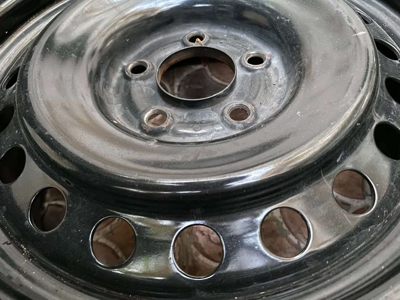حجم ١٦ نضيف جدا مع التايرات ٢٢٥ الف بيع او مراوس ***********

