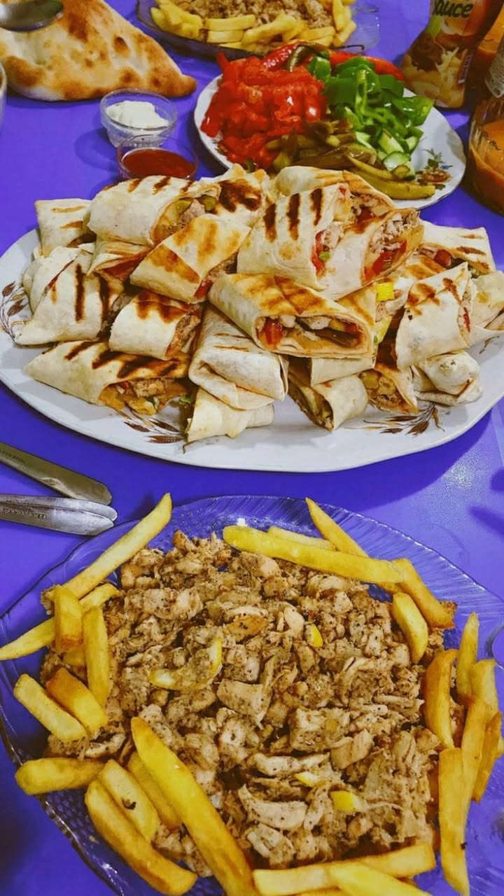 سلام عليكم عيني شتغل حسب طلب الزبون ولي تحب 
تحجز قبل يوم عيني هاذ رقم وبي واتساب 

بيزه الكبير ولوسط ومني بيزه 
شتغل نواع المرك كيك جاي هاذ رقم وبي واتساب ***********
اي نواع الكبب برياني دجاج جدر لوسط دولمه الكبير ولوسط طرشي خيار محشه كليجه تمر وحلقوم جوز مبروش
