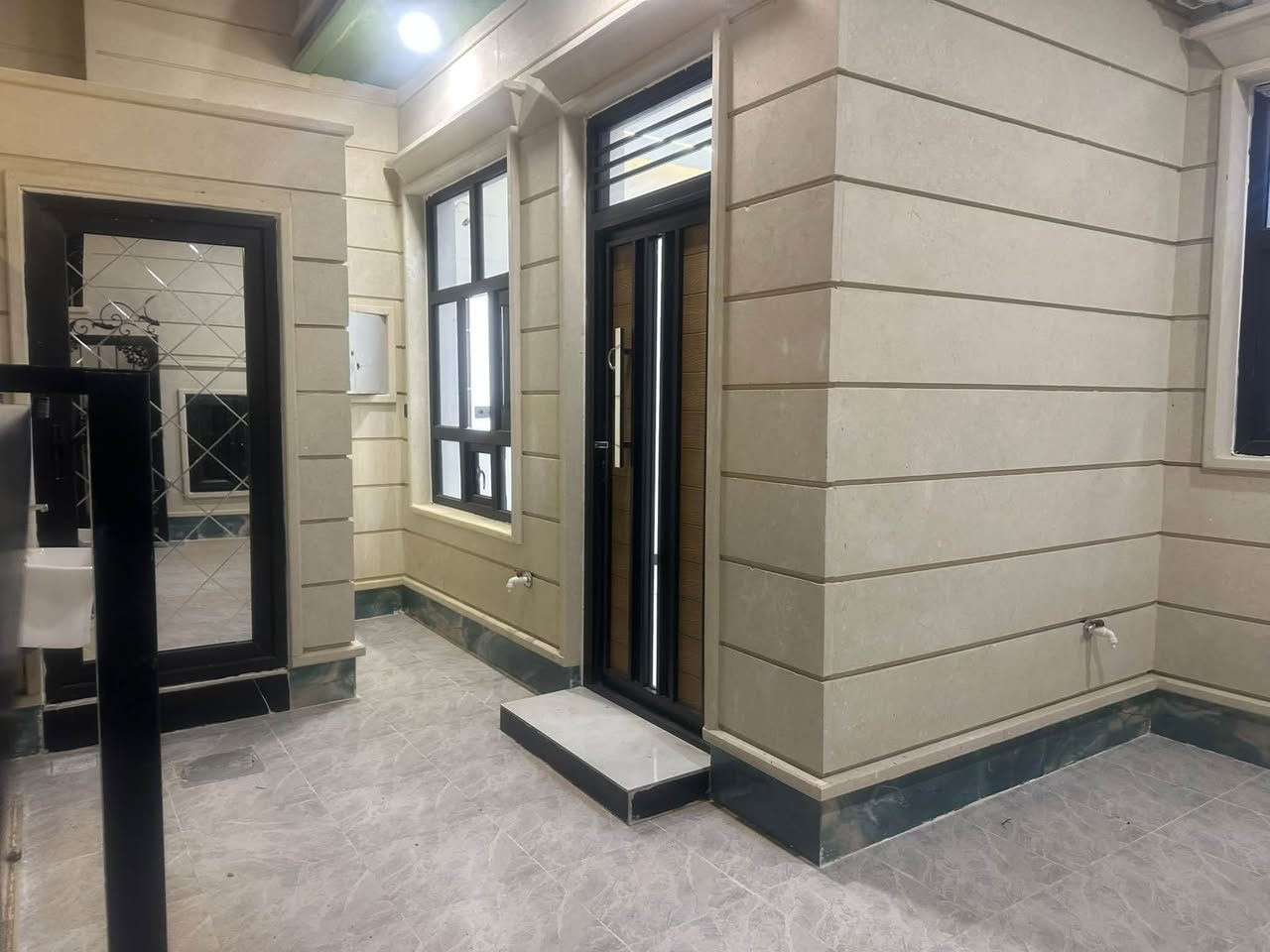 دار للبيع حي التصنيع مساحه 150 متر شارع 12 شغل البيت درجه اولا البيت سحب مغربي بورسلين 30*90 
للاستفسار ***********
للاستفسار ***********
