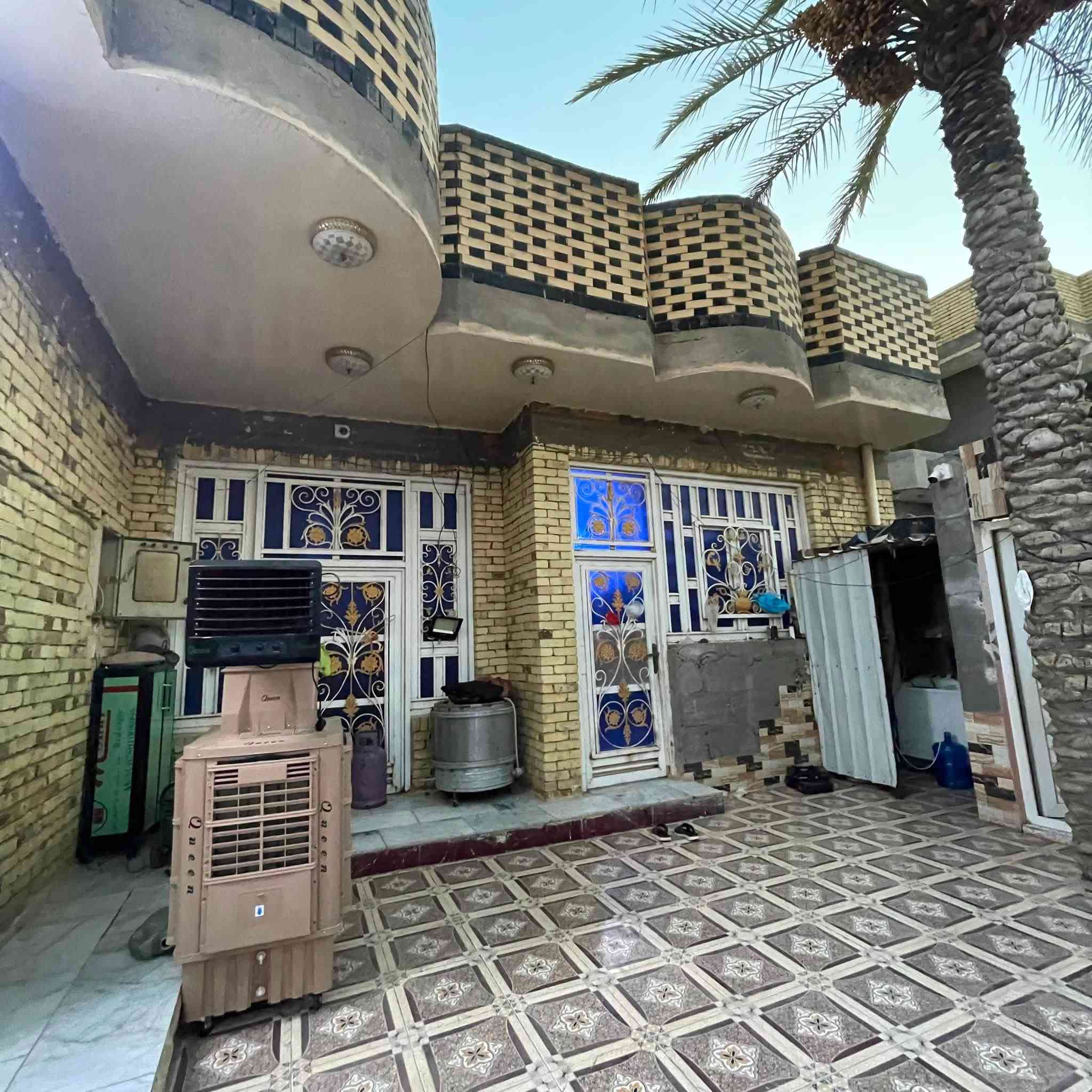 بيت طابو في ظهر مدرسة جعفر الطيار المساحة 200م الوجه 12 والنزال 16 بناء طابوق والسقف كونكريت تشطيبات ممتازه يتكون من غرفتين وصاله ومطبخ واستقبال وصحيات خارجيه السعر 150 مليون للاستفسار اتصال ***********
