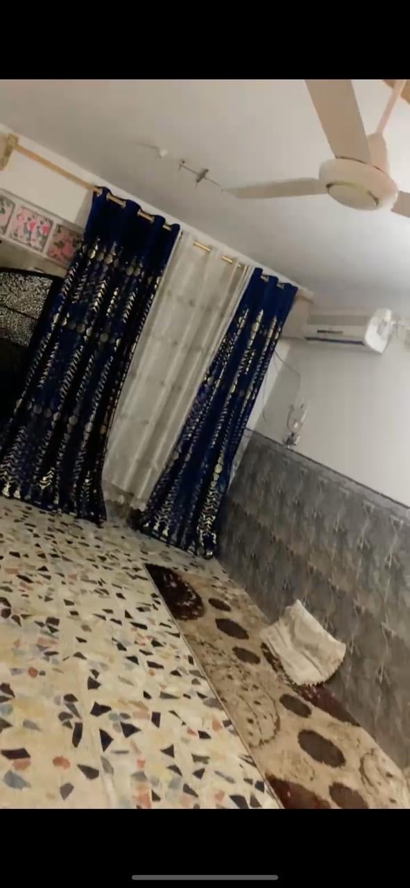 بيت للبيع طابو صرف  
مساحه:200 .واجهة 10. نزال 20 
عنوان: العبيدي شارع المحافظ قرب ملعب احمد جار الله 
طابقين : 
الطابق الاول :يحتوي 3مداخل استقبال كبيره وهول كبير معزول وممر  وصاله درج وغرفه نوم مع مطبخ كبير وحمام وترك خلفي 
الطابق الثاني :غرفتين نوم وحمام وصاله وسطحين  
البناء مررم حديثاً