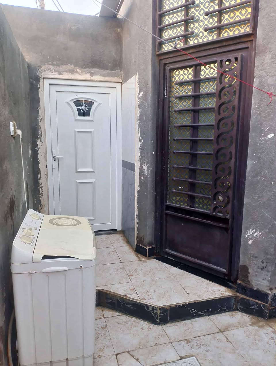 بيت للبيع سديناويه شارع اليودي للسفينه مساحته 120يحتوي على غرفه جبيره 6باربعه وصاله جبيره ومطبخ ومنور واستقبال وصحيات داخليه وخارجيه البيت بناء طابوك كونكريت مسلح السعر 51وبي مجال للاستفسار  *********** البيت زراعي
