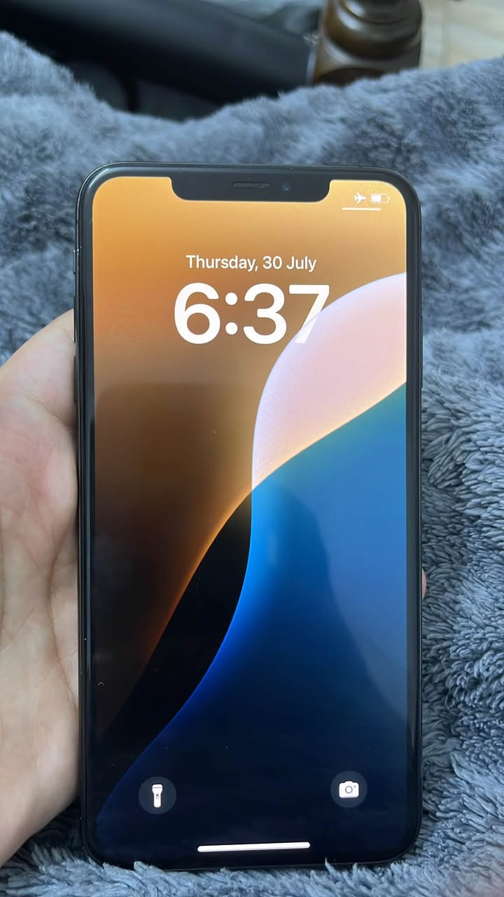 ايفون Xs Max مستعمل بحالة جيدة 
ذاكرة 64 كيكا بايت 
بطارية 71 % اصلية 
سكن بغداد 
الموبايل سعرة 150 الف مابي اي مجال لين موبايل نظيف 
للتواصل على الرقم التالي : ***********
