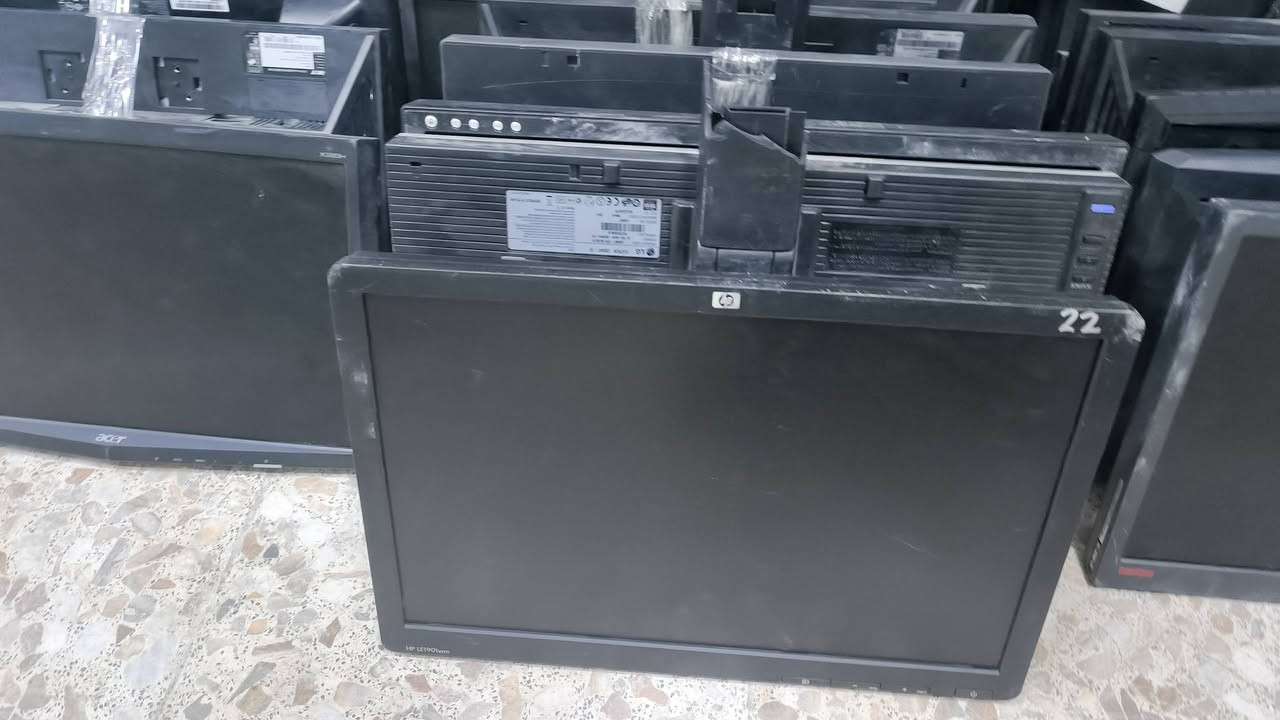 السلام عليكم
متوفر شاشات للبيع شلع العدد 50 قطعة ابيع عل فحص 
Vga پاله 
نظافة90% 
للراغب بالشراء الاتصال على الرقم ***********
مكاني بغداد حي اور قرب جامع الفردوس
