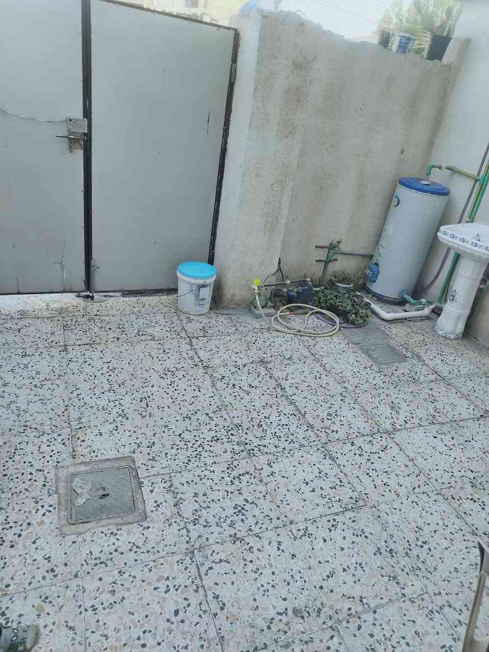 بيت للبيع مساحه 120 متر قرب مستشفى الساهرون شارع أبو ثائر  قاطين يتكون من ثلاث غرف نوم وصاله عدد 2 استقبال ومطبخ ومناور عدد 2 صحيات خارجيه حمام داخلي مجاري تبليط كهرباء  *********** بي واتساب

