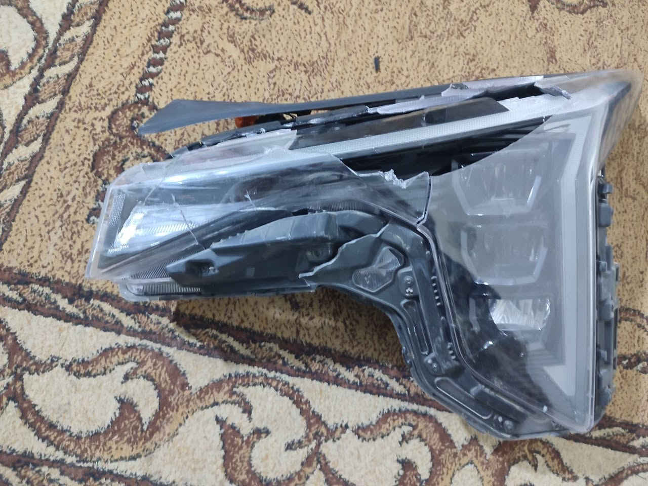 لايت امامي K4 مكسوره المازده الاماميه الجهه اليسرى 
لاستفسار مراسله الرقم *********** البصرة, العراق
