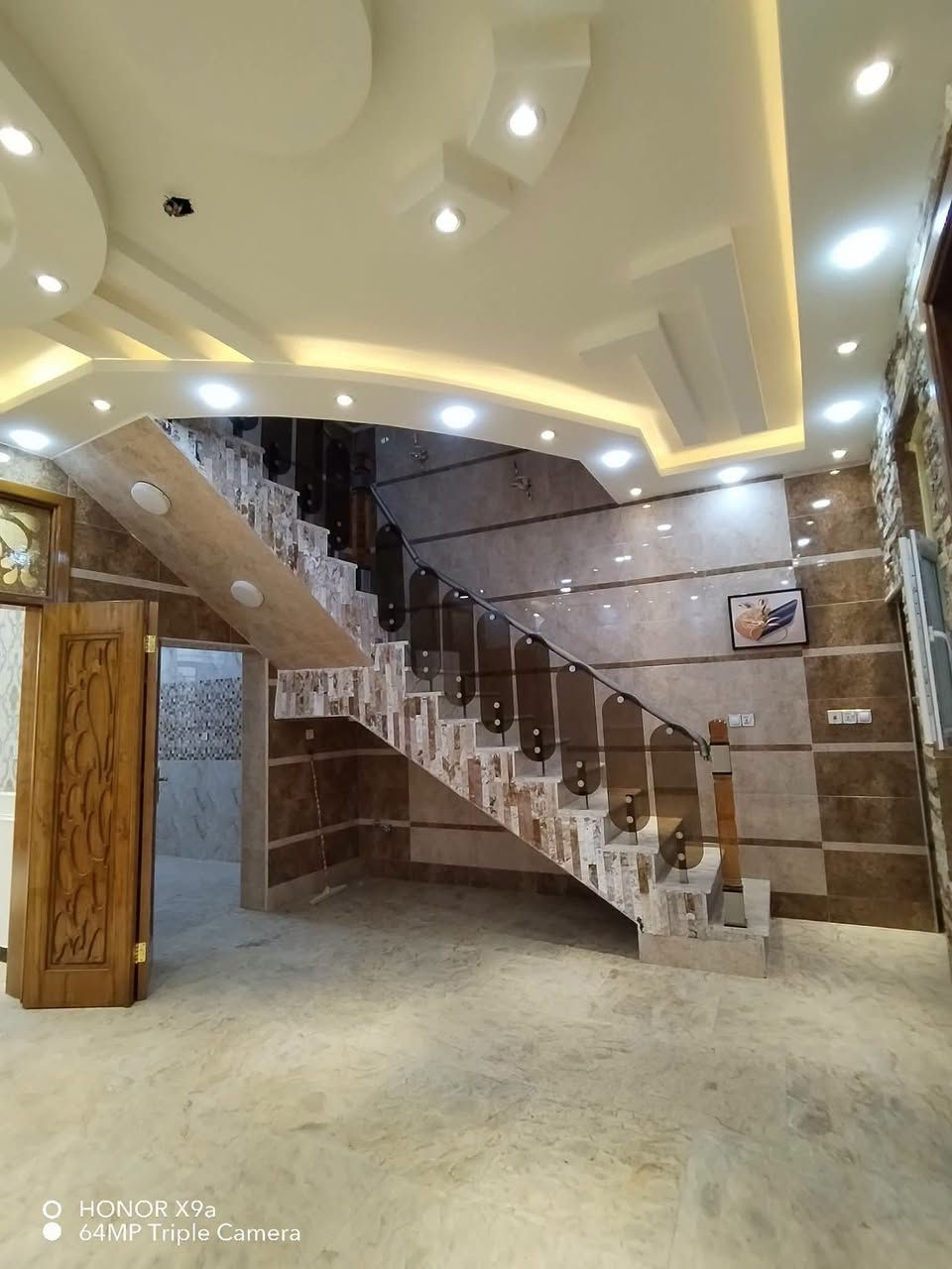 مشتمل حي الزهراء للبيع ١٠٠م مربع مناسب جداً لنقد فقط بيت  طابقين حديث شغل جناي يحتوي ٣نوم صاله استقبال مع حديقه مسيجه مقابل دار وشارع١٢م قرب مجمع عماد سكر البيت فارغ وجاهز لسكن.
... لمعرفه السعر علق تم.... راح تجيك تفاصيل خاص مباشر..... او مراجعه مكتب ابو صلاح الحچيمي حي الزهراء مقابل القنصلية التركيه *********** احمد الحجيمي

نص مكتوب في الصور:
- HONOR X9a
- 64MP Triple Camera
- O HONOR X9a