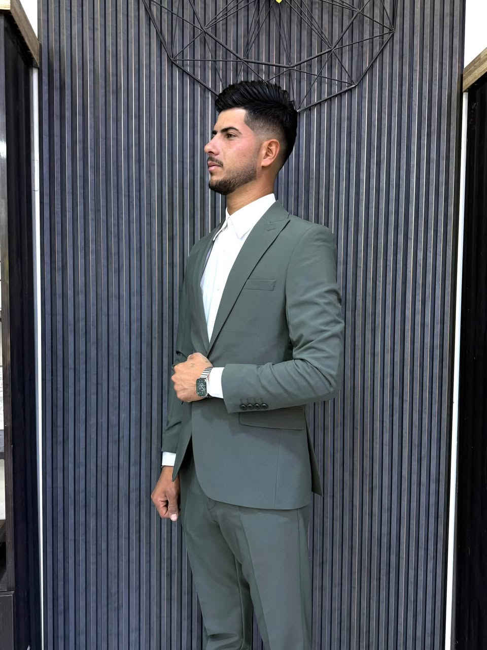 عريسنا جعفر ✨
ستايل حفل حنّته من سنتر سيزر للعناية بالشعر والبشرة 🤵🏻‍♂️🔥

أناقة تليق بليلة العمر… والتفاصيل علينا 💈✨

العنوان #بابل شارع 40 
للحجز ***********
