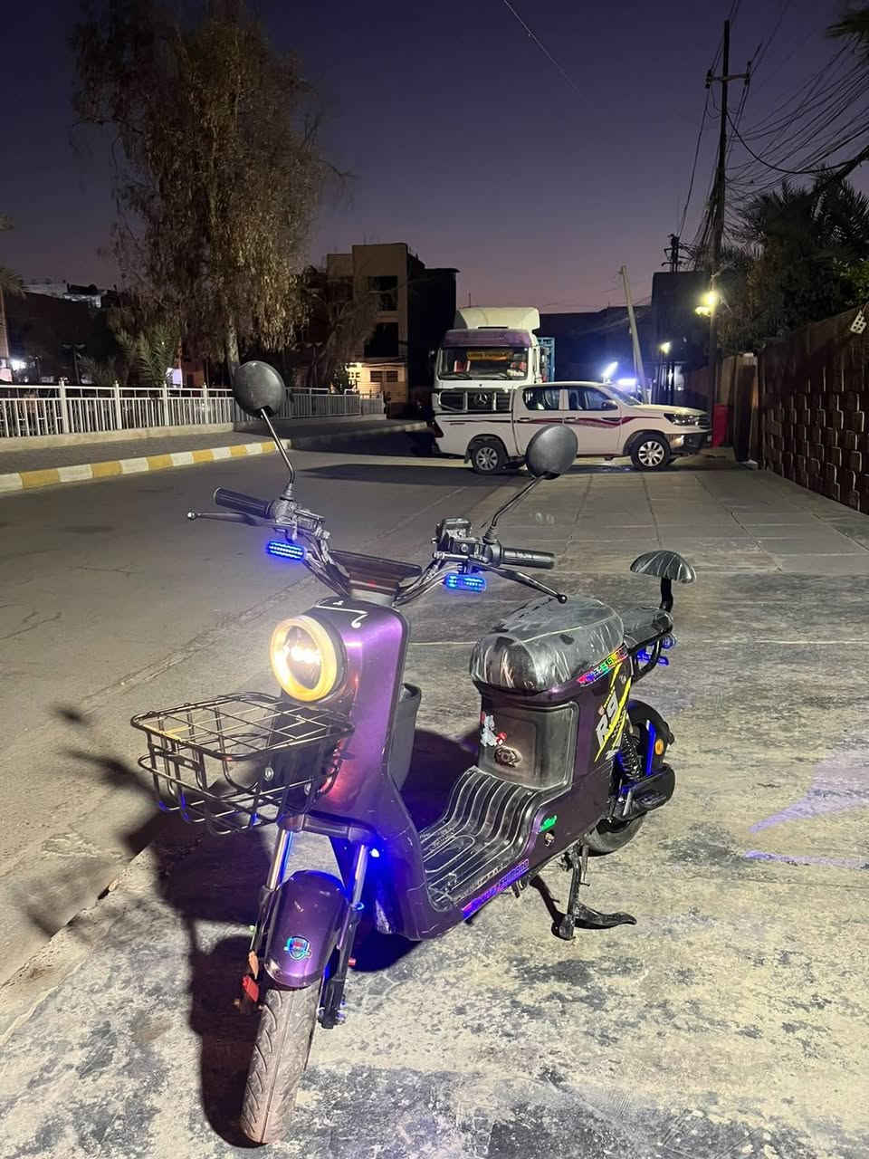 السلام عليكم 
دراجه R9
نضيفه كله شغاله وناعمه 
5بطاريات 
مكاني بغداد الامين الثانيه 
السعر 350سعر مناسب 
*********** بغداد, العراق
