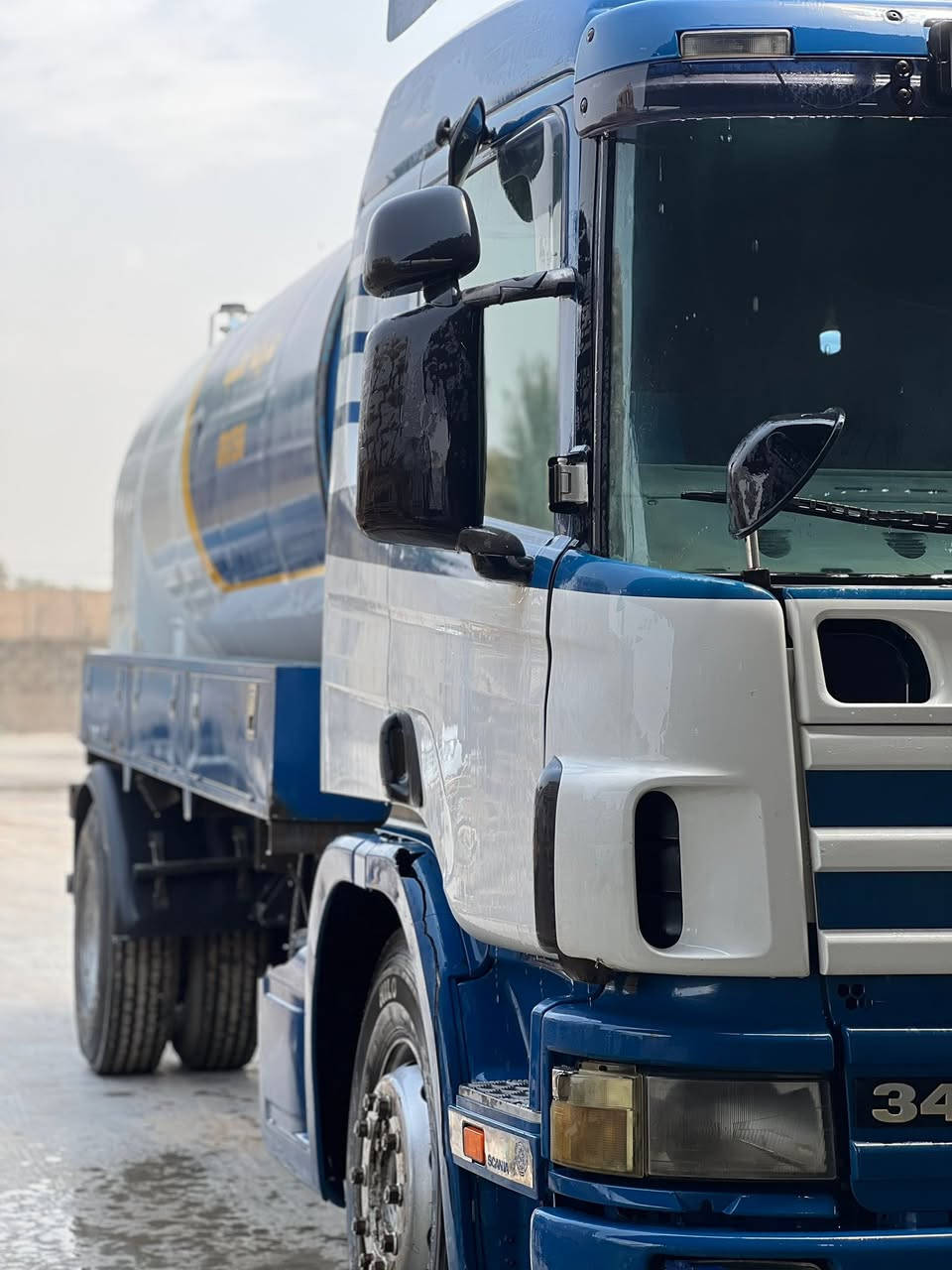 ⸻
🚛 للبيع سكانيا صاروخيه بحالة ممتازة 🚛

🔹 النوع: Scania

🔹 الموديل: [340]

🔹 سنة الصنع: [2004]

🔹 اللون: [ابيض غير محدد]

🔹محرك[ بم ونوزل ]

🔹 الجير: [عادي / أوتوماتيك]

✅ حموله 10000لتر 

✅مضخه الماني 150 بار موضحه بلصور والفديو شغله 

✅صونده جبيره 3/4 طول 50 متر الكتان الاصلي 

✅صونده صغيره 1/2 طول 30 درجه اولى ￼

✅ السيارة نظيفة ومفحوصة

✅ محرك وشاصي بحالة ممتازة

✅ جاهزة للعمل مباشرة

✅ أوراق كاملة

📍 الموقع: [بابل]

📞 للتواصل: [***********]

“الرزق على الله والبيع للجاد فقط”
