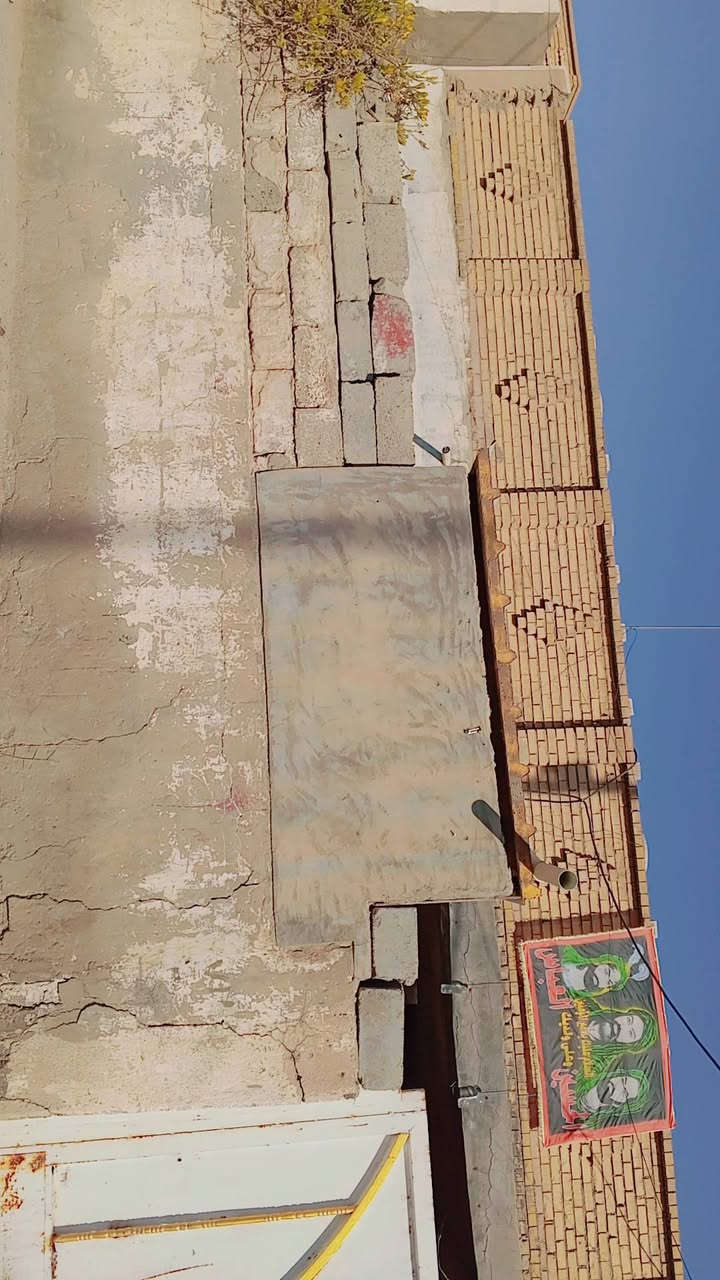 السلام عليكم بيت طابوصرف للبيع في حي العسكري مساحة270مترعلة شارع عام طابقين
طابق الاول 
هول4×5
استقبال4×5
غرفتين 2
صحيات 
مطبخ
طابق الثاني
2غرف+مخزن
سكف مسلح 
الاتصال على هذا الرقم ***********
*********** مقابيل ماجد سكلة
