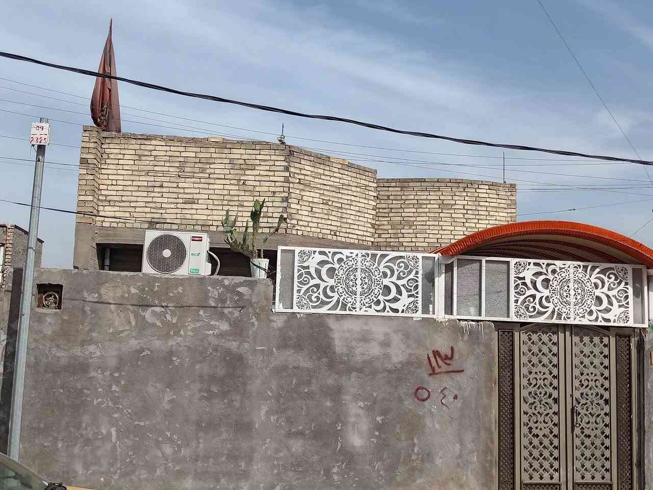 سلام عليكم بيت طابق ونص مساحته 160متر موقعه حيطارق الوصط بين القديم ولوصط بنص قرب سنتر حيطارق بيت يحتوي ٣غرف وصاله جبيره ومطبغ ومنورين واستقبال وحمام وصحيات تاخلي وخارجي وتواليت ولكراج البيت بناه جديده حديث طابوك جمهوري لبيت رفت مجاري تبليط لفرع ورصيف ومقرنص مي خطين لبيت صاير عله شارعين تبليط الوصط والقديم سعر95وبي مجال ***********

