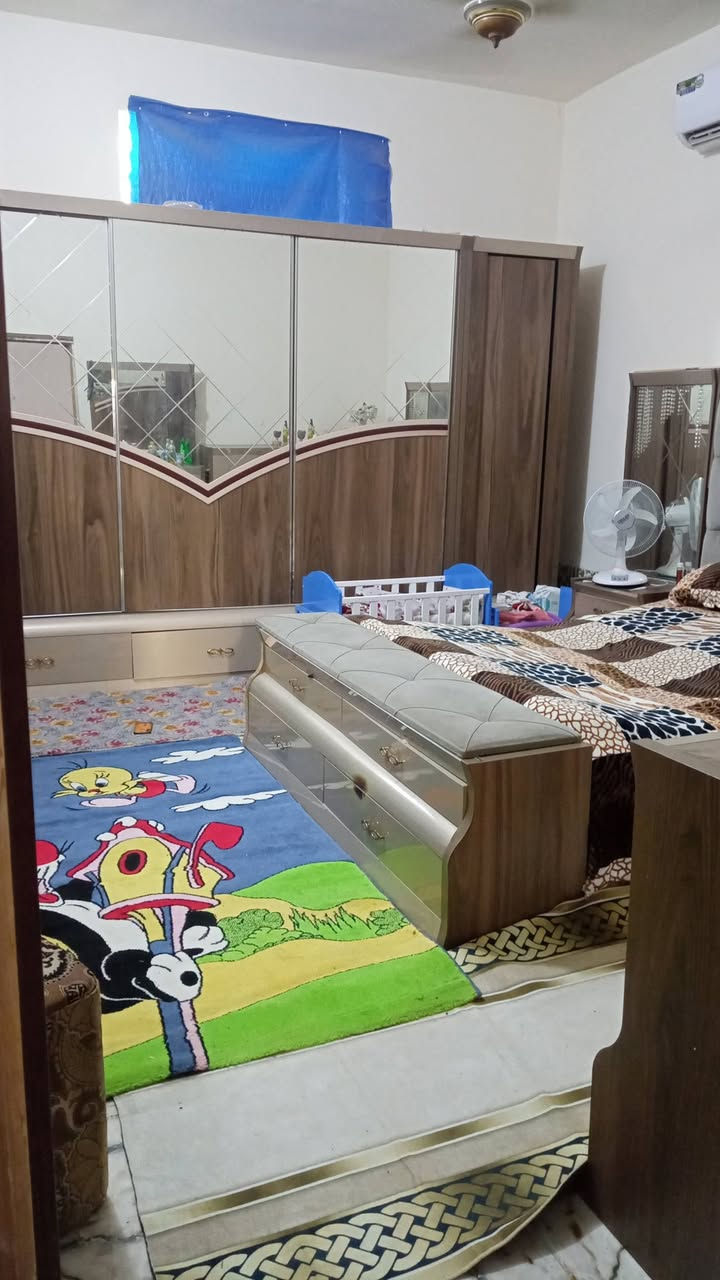 بيت للبيع ركن مسجل بالتطويب مساحته ٦٠٠ نص بناء ٣٠٠ متر ونص الثاني قطعه مسيجه تصير بيتين هم ٣٠٠ بناء طابوق منطقه المعمل مقابل محطة الكهرباء شويه عن ال جهل *********** سعره ٥٠ وبي مجال
